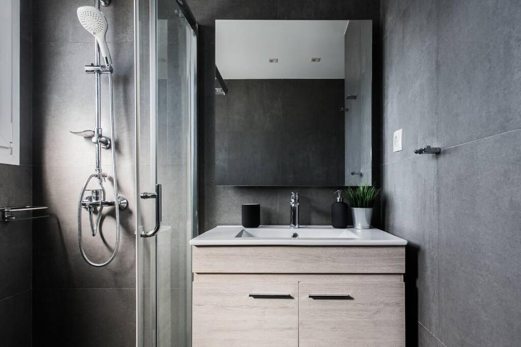 Apartment In Keramikos, Aten Exteriör bild